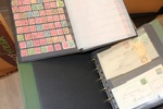 Intressant parti mest stämplar i sex album + lösblad i bananlåda. Tusentals märken! Ett album Hälsingland, annars inte sorterat. Mycket ser relativt välstämplat ut - lågt utrop!