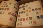 Europa + Asien. Samling klassiskt-1930-talet i gravt trasigt, gammalt album. Ovanligt mycket frimärken kvar, men jag såg inget dyrbart vid en hastig titt. Bör ändå vara riktigt spännande att gå ig...