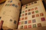 Europa + Asien. Samling klassiskt-1930-talet i gravt trasigt, gammalt album. Ovanligt mycket frimärken kvar, men jag såg inget dyrbart vid en hastig titt. Bör ändå vara riktigt spännande att gå ig...