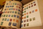 Europa + Asien. Samling klassiskt-1930-talet i gravt trasigt, gammalt album. Ovanligt mycket frimärken kvar, men jag såg inget dyrbart vid en hastig titt. Bör ändå vara riktigt spännande att gå ig...