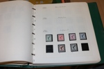 Världen. Fyndlåda med ett par album, bl.a. samling x/xx Tyskland Reich, Tjeckoslovakien, samt flera plastlådor knökfulla med blandat hela världen. Mycket att gå igenom!