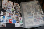 Hela världen. Stor flyttlåda med album med mängder av länder representerade.