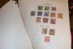 Fyndlåda äldre Sverige x/stpl med bland annat samling 4 sk bco-1930-tal på blad. Många halvbra märken men mycket blandad kvalitet, även def ex. Vapen, ringtyp, bandmärken m.m.
