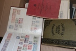 Fyndlåda äldre Sverige x/stpl med bland annat samling 4 sk bco-1930-tal på blad. Många halvbra märken men mycket blandad kvalitet, även def ex. Vapen, ringtyp, bandmärken m.m.