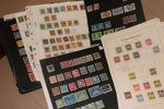 Fyndlåda äldre Sverige x/stpl med bland annat samling 4 sk bco-1930-tal på blad. Många halvbra märken men mycket blandad kvalitet, även def ex. Vapen, ringtyp, bandmärken m.m.