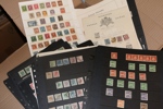 Fyndlåda äldre Sverige x/stpl med bland annat samling 4 sk bco-1930-tal på blad. Många halvbra märken men mycket blandad kvalitet, även def ex. Vapen, ringtyp, bandmärken m.m.