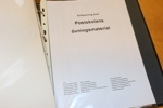 POSTSKOLAN. Samling xx märken i olika tryck och valörer samt även etiketter och två brev.