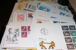 Skokartong FDC 1970-1990-tal sända av generalpostdirektören (stpl på bakfliken). Dessutom en bunt 1960-70-tal med vinjetter.