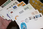 Skokartong FDC 1970-1990-tal sända av generalpostdirektören (stpl på bakfliken). Dessutom en bunt 1960-70-tal med vinjetter.