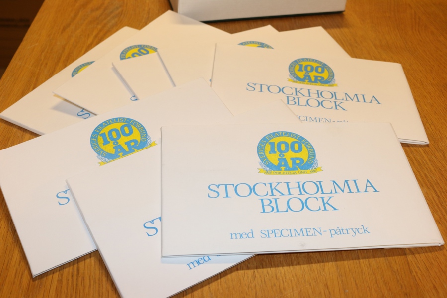 Stockholmia 86 med SPECIMEN-påtryck. Parti med åtta presentsatser.