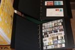 Fyndlåda (bananlåda) med både album och lösa märken på blad. Ett ganska välfyllt Världen-album m.m.
