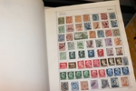 Fyndlåda (bananlåda) med både album och lösa märken på blad. Ett ganska välfyllt Världen-album m.m.