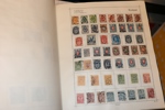 Fyndlåda (bananlåda) med både album och lösa märken på blad. Ett ganska välfyllt Världen-album m.m.