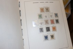Fyndlåda med några album blandat x/xx/stpl t.ex. Schaubek med fickor 1855-1970 i stort sett kpl xx 1943-70. Även annat inkl bättre. Även några askar häften 1950-70-tal, välfyllda.