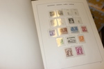 Fyndlåda med några album blandat x/xx/stpl t.ex. Schaubek med fickor 1855-1970 i stort sett kpl xx 1943-70. Även annat inkl bättre. Även några askar häften 1950-70-tal, välfyllda.
