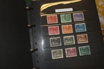 Fyndlåda med några album blandat x/xx/stpl t.ex. Schaubek med fickor 1855-1970 i stort sett kpl xx 1943-70. Även annat inkl bättre. Även några askar häften 1950-70-tal, välfyllda.