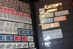 Fyndlåda med några album blandat x/xx/stpl t.ex. Schaubek med fickor 1855-1970 i stort sett kpl xx 1943-70. Även annat inkl bättre. Även några askar häften 1950-70-tal, välfyllda.