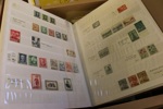 Mindre flyttlåda med bl.a. enklare samlingar Island och Sverige i flera album. Även en bunt FDC Grönland med flera intressanta äldre.