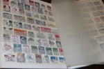 3 välfyllda insticksalbum med rundstämplade frimärken, par och block, tidsperiod ca 1940-80-tal. Massor med vackra stämplar!