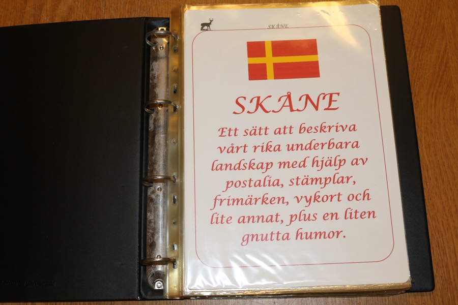 SKÅNE. Charmig liten samling mest moderna xx/stpl frimärken och kort eller klipp med stämplar med anknytning till Skåne, med beskrivande text som ger sammanhang och relevans. Intressant. Ca 25 sidor.