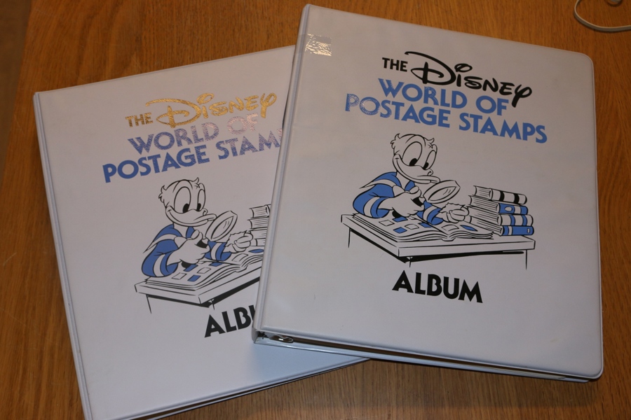 Disney. Två album med xx märken och några block. Ca 30 sidor resp 10 sidor.