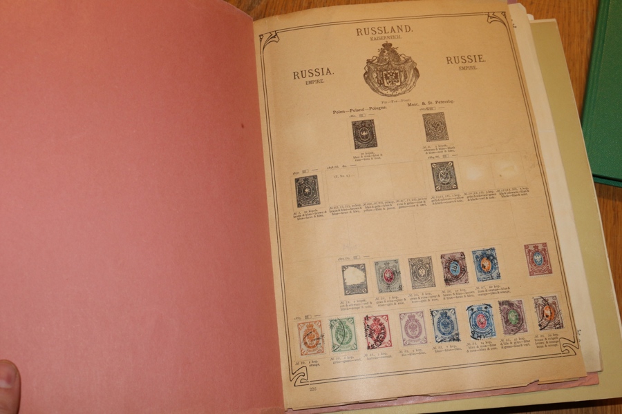 Ryssland/Sovjet. Bra grundsamling 1860-tal fram till ca 1960, mest stämplat men även en del ostämplat. Samlat i ett tjockt förtrycksalbum Schaubek. 