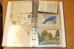 "Art on mail". Samling handteckningar och dylikt på brevkort eller brev/vykort. Några är inte postbehandlade. 29 stycken totalt. Intressant objekt.