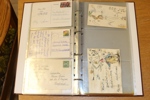 "Art on mail". Samling handteckningar och dylikt på brevkort eller brev/vykort. Några är inte postbehandlade. 29 stycken totalt. Intressant objekt.