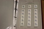 Specialiserad samling postfriska lösa märken och häften 1951-71 i tio SAFE LYX-album. 