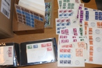 Samling FDC ca 1936-1970 med en del bättre äldre som 1.7.36, 1.4.48, 11.11.49, 1.6.51, 2.11.51, 23.10.61. Dessutom en stor mängd FDC 50-60-talet frankerade med 3-strip + 4-block, ofta flera av varje.