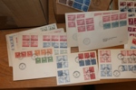 Samling FDC ca 1936-1970 med en del bättre äldre som 1.7.36, 1.4.48, 11.11.49, 1.6.51, 2.11.51, 23.10.61. Dessutom en stor mängd FDC 50-60-talet frankerade med 3-strip + 4-block, ofta flera av varje.