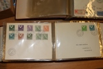 Samling FDC ca 1936-1970 med en del bättre äldre som 1.7.36, 1.4.48, 11.11.49, 1.6.51, 2.11.51, 23.10.61. Dessutom en stor mängd FDC 50-60-talet frankerade med 3-strip + 4-block, ofta flera av varje.