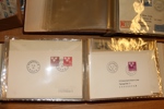 Samling FDC ca 1936-1970 med en del bättre äldre som 1.7.36, 1.4.48, 11.11.49, 1.6.51, 2.11.51, 23.10.61. Dessutom en stor mängd FDC 50-60-talet frankerade med 3-strip + 4-block, ofta flera av varje.