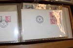 Samling FDC ca 1936-1970 med en del bättre äldre som 1.7.36, 1.4.48, 11.11.49, 1.6.51, 2.11.51, 23.10.61. Dessutom en stor mängd FDC 50-60-talet frankerade med 3-strip + 4-block, ofta flera av varje.