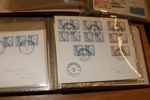 Samling FDC ca 1936-1970 med en del bättre äldre som 1.7.36, 1.4.48, 11.11.49, 1.6.51, 2.11.51, 23.10.61. Dessutom en stor mängd FDC 50-60-talet frankerade med 3-strip + 4-block, ofta flera av varje.