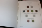 Flyttlåda Danmark med samling mest stämplat 1851-2009 (blad till 2013) i två fina Leuchtturmalbum med fickor. 