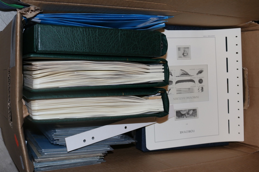 Flyttlåda Färöarna med mängder av material, bland annat xx samling 1975-2016 i det närmaste komplett (LT-album med fickor).