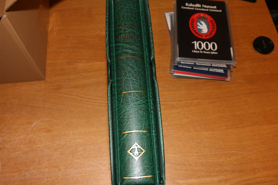 Leuchtturmalbum med fickor 1905-2004 med en del billiga frimärken ca 1950-80-talet. Mest värde i albumet som sådant. Medföljer xx årssatser 1978-89.