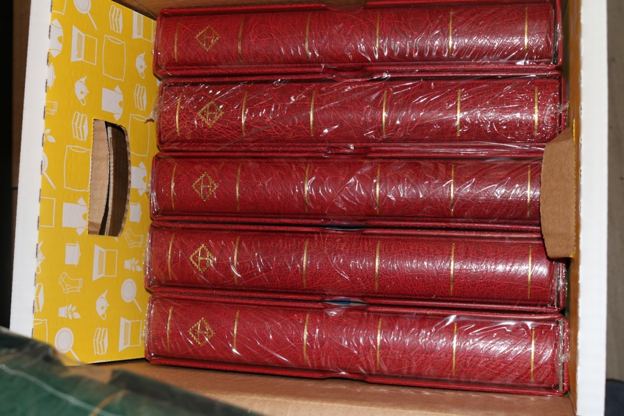 6 nya, inplastade Leuchtturm VARIO-pärmar med kassetter varav fem röda och en grön. OBS, innehåller inte blad. Nypris minst 400 kr/pärm.