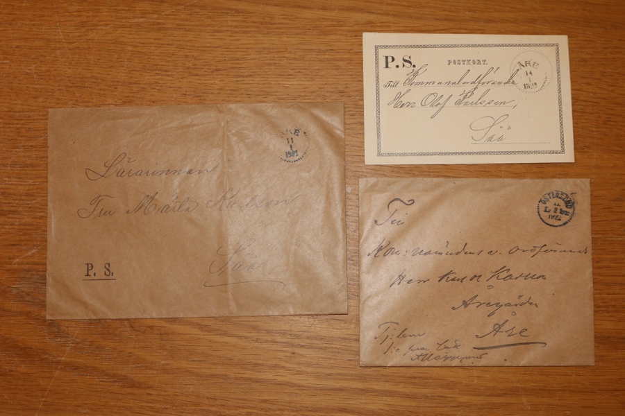 Lot tre objekt från Jämtland, PS-brev stpl ÅRE 11.1.1901, PS-kort ÅRE 14.1.1893 samt ett ofrankerat tjänstebrev från 1922.