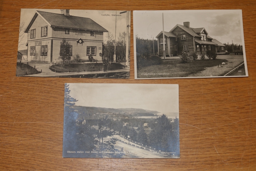 Järnvägsstationer. Tre stycken; GEFSJÖN, STORUMAN och BÅSTAD.