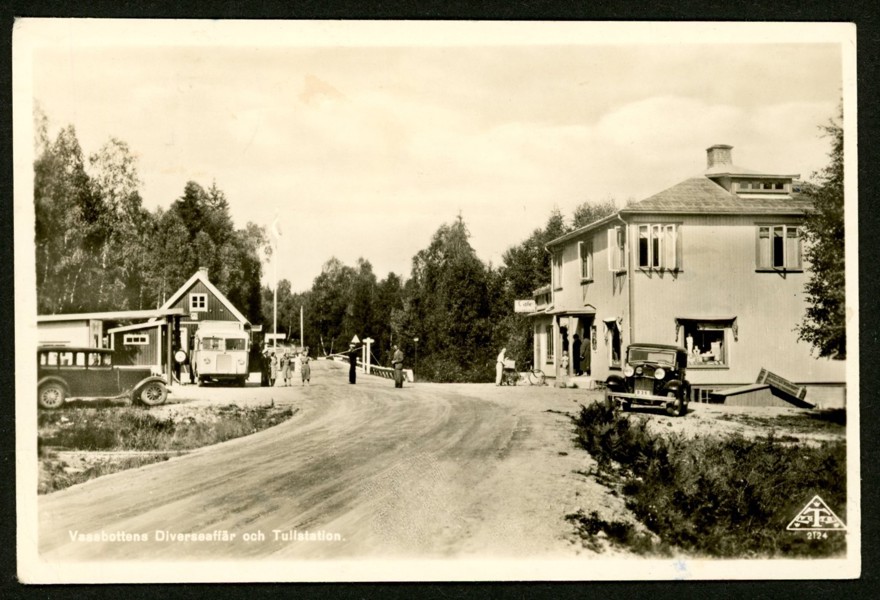 Vassbottens diverseaffär och tullstation. Med bilar och folk, postgånget -49.