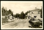 Vassbottens diverseaffär och tullstation. Med bilar och folk, postgånget -49.