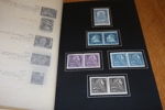 UPU presentbok från kongressen i Kairo 1934. Defekt i ryggen. Innehåller inklistrade ostämplade ex av Posthuset, några bandmärken serier Kongress och Förening m.m. 