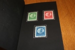 UPU presentbok från kongressen i Kairo 1934. Defekt i ryggen. Innehåller inklistrade ostämplade ex av Posthuset, några bandmärken serier Kongress och Förening m.m. 