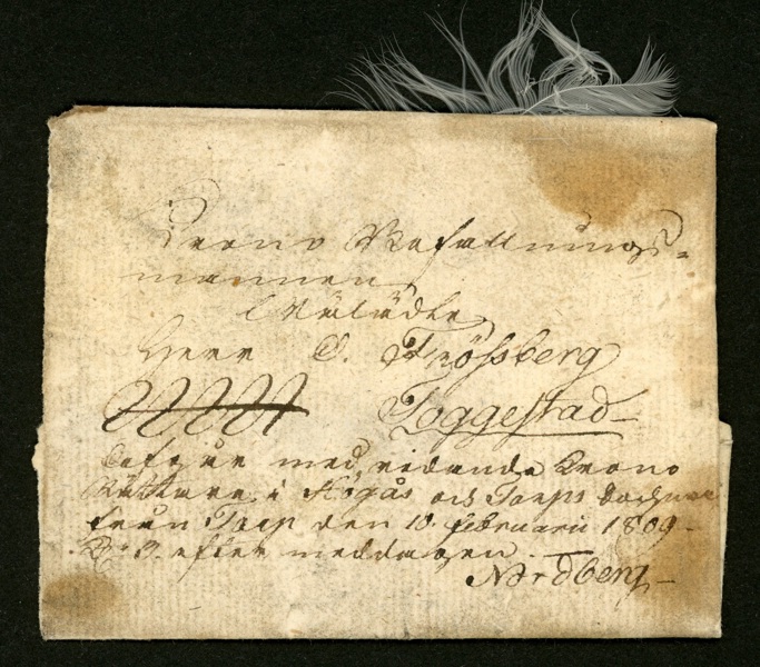 KRONOPOST. Fjäderbrev till kronobefallningsmannen välädle herr Olof Frössberg (död 1817) vid Toggestad på Orust som avgår med ridande kronorättare i Högås och Torp.
Sänt från Torp 10 feb 1809.