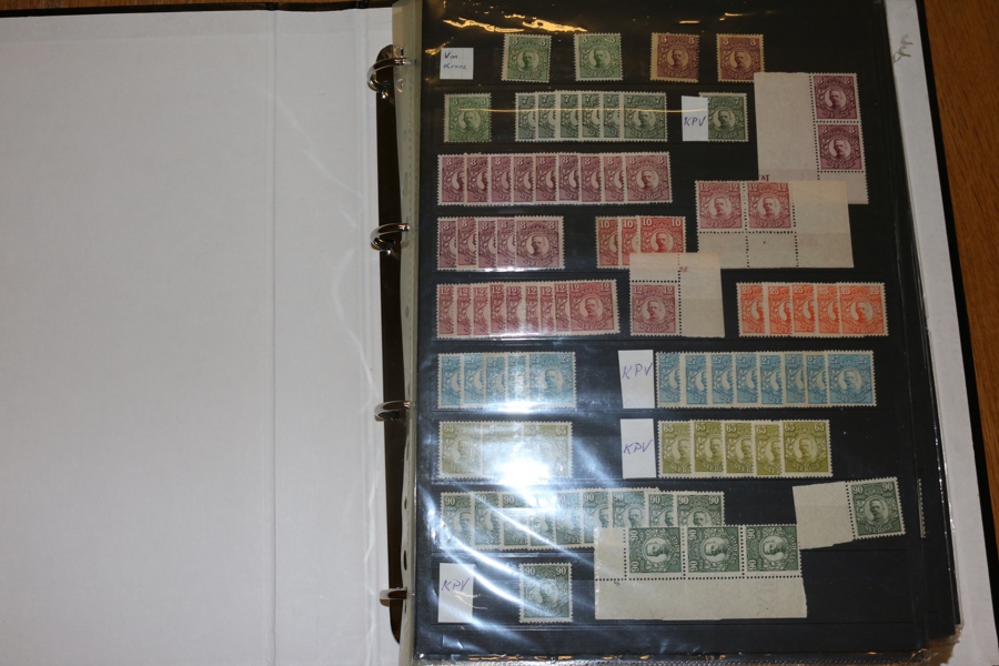 Postfriskt dubblettalbum 1890-1965 med bland annat en del landstorm, bandmärken, postverket m.m. Förmodat högt katalogvärde. På slutet också några 4-block, varianter samt några häften och äldre FDC.