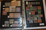 Postfriskt dubblettalbum 1890-1965 med bland annat en del landstorm, bandmärken, postverket m.m. Förmodat högt katalogvärde. På slutet också några 4-block, varianter samt några häften och äldre FDC.