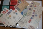 Postfriskt dubblettalbum 1890-1965 med bland annat en del landstorm, bandmärken, postverket m.m. Förmodat högt katalogvärde. På slutet också några 4-block, varianter samt några häften och äldre FDC.