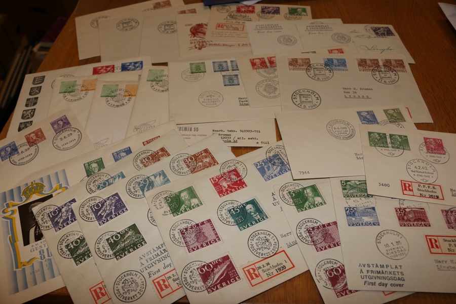 Litet parti FDC 1935-1955 med bland annat Riksdagen, Postverket i dubbel uppsättning (4-sidiga enbart x1), Bellman BC och tre ex Stockholmia 55. Även några enstaka till.